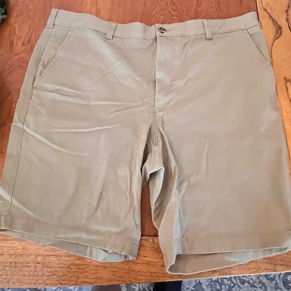 NWT. Mens khaki shorts